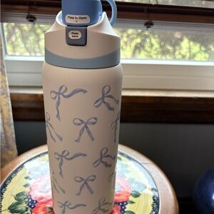 Hydrapeak Blue Bow Patterned Water Bottle